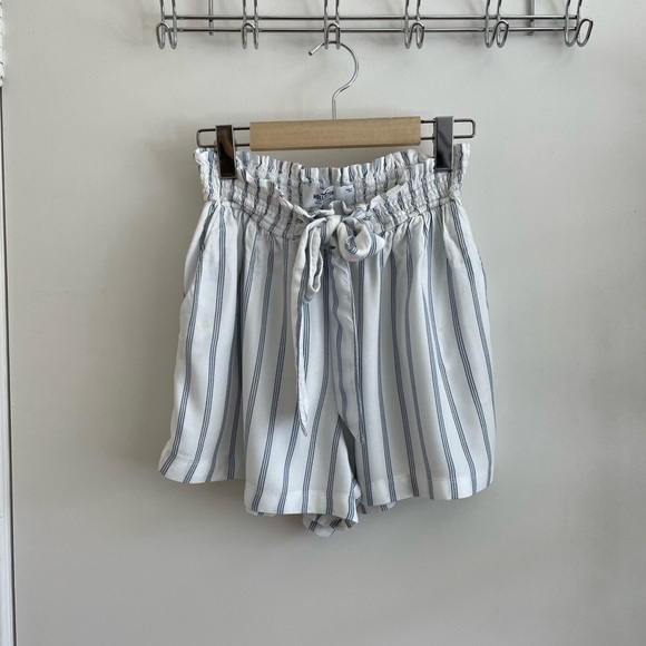 Hollister Blue and White Paper Bag Shorts - Picture 2 of 5